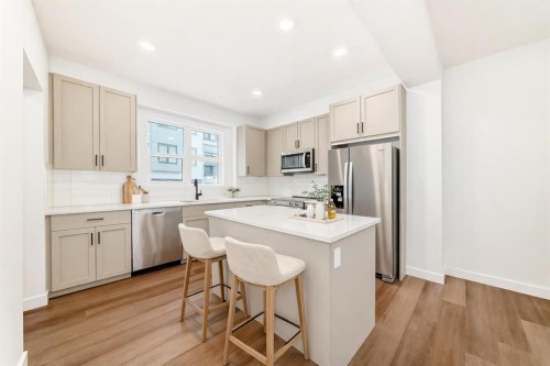 103-30 Rochester View Nw, Calgary, AB - Indoor Photo Showing Kitchen With Upgraded Kitchen