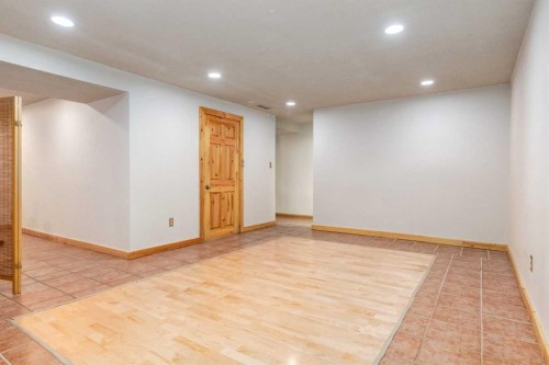 7103 Hunterwood Road Nw, Calgary, AB - Indoor Photo Showing Other Room