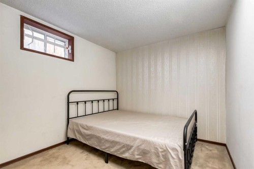 7103 Hunterwood Road Nw, Calgary, AB - Indoor Photo Showing Bedroom