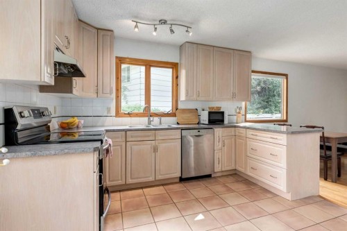 7103 Hunterwood Road Nw, Calgary, AB - Indoor Photo Showing Kitchen