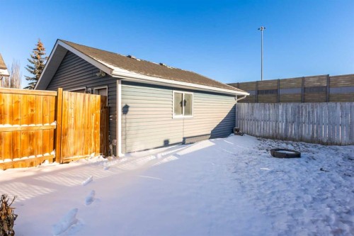 90 Elizabeth Way Se, Airdrie, AB - Outdoor