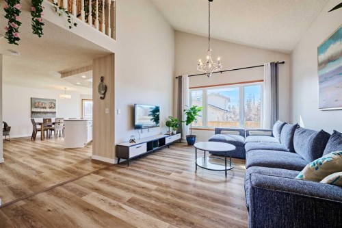 15 Hawkbury Close Nw, Calgary, AB - Indoor Photo Showing Living Room