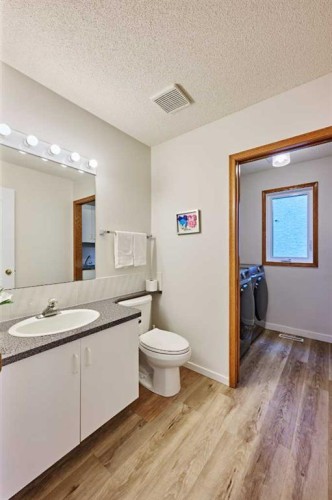 15 Hawkbury Close Nw, Calgary, AB - Indoor Photo Showing Bathroom