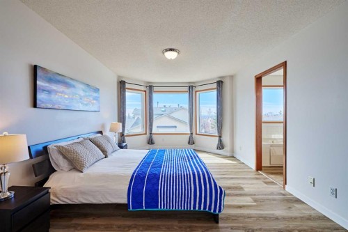 15 Hawkbury Close Nw, Calgary, AB - Indoor Photo Showing Bedroom