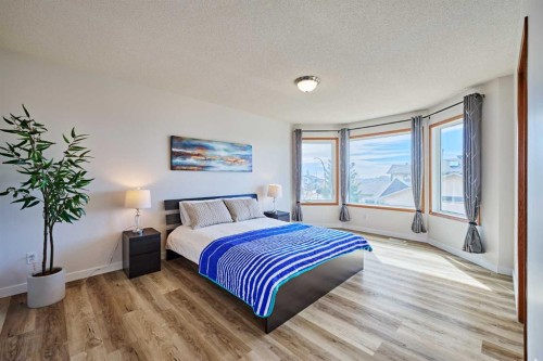 15 Hawkbury Close Nw, Calgary, AB - Indoor Photo Showing Bedroom