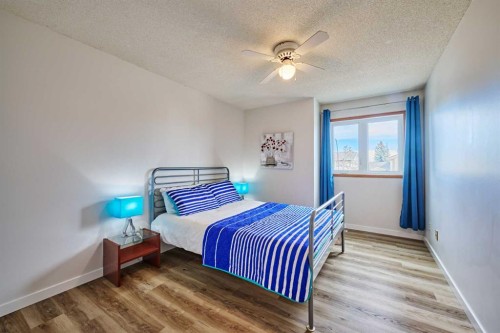 15 Hawkbury Close Nw, Calgary, AB - Indoor Photo Showing Bedroom