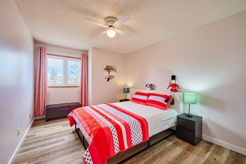 15 Hawkbury Close Nw, Calgary, AB - Indoor Photo Showing Bedroom