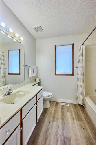 15 Hawkbury Close Nw, Calgary, AB - Indoor Photo Showing Bathroom