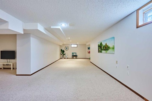 15 Hawkbury Close Nw, Calgary, AB - Indoor Photo Showing Other Room