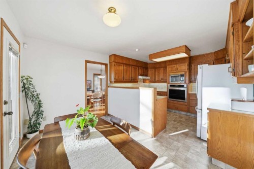 32 Woodgrove Crescent Sw, Calgary, AB - Indoor Photo Showing Kitchen