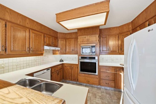 32 Woodgrove Crescent Sw, Calgary, AB - Indoor Photo Showing Kitchen With Double Sink
