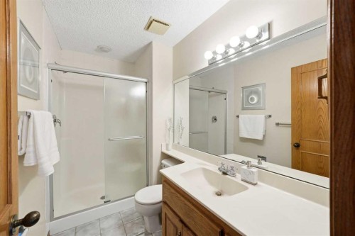 32 Woodgrove Crescent Sw, Calgary, AB - Indoor Photo Showing Bathroom
