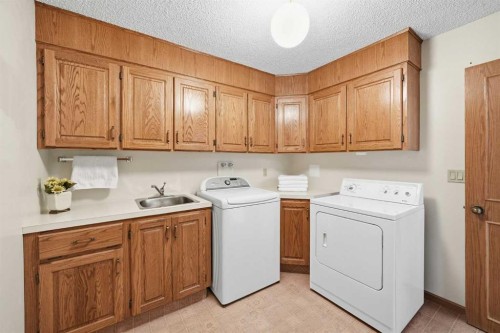 32 Woodgrove Crescent Sw, Calgary, AB - Indoor Photo Showing Laundry Room