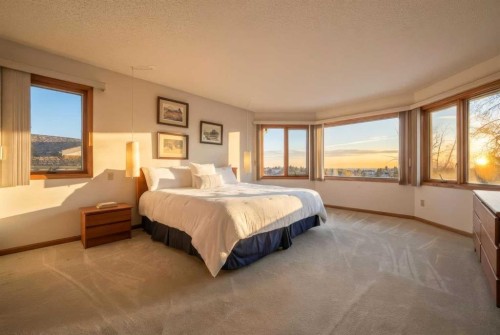 32 Woodgrove Crescent Sw, Calgary, AB - Indoor Photo Showing Bedroom