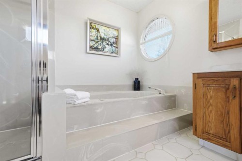 32 Woodgrove Crescent Sw, Calgary, AB - Indoor Photo Showing Bathroom