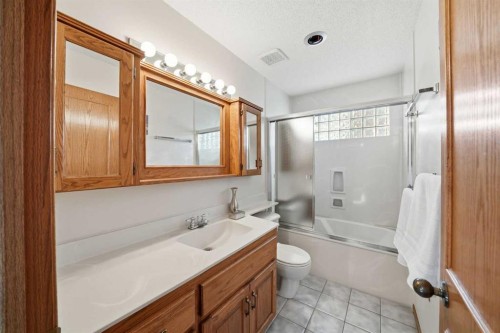 32 Woodgrove Crescent Sw, Calgary, AB - Indoor Photo Showing Bathroom