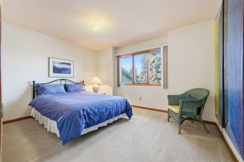 32 Woodgrove Crescent Sw, Calgary, AB - Indoor Photo Showing Bedroom