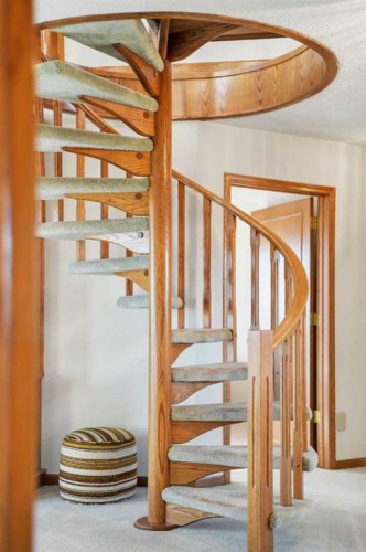 32 Woodgrove Crescent Sw, Calgary, AB - Indoor Photo Showing Other Room