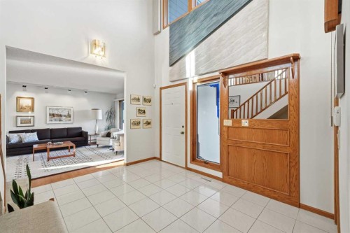 32 Woodgrove Crescent Sw, Calgary, AB - Indoor Photo Showing Other Room