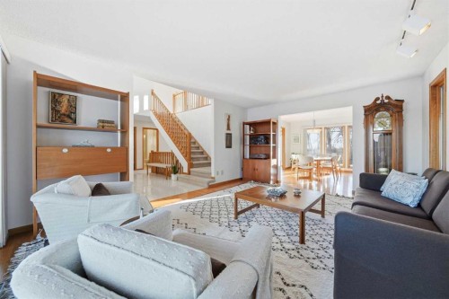 32 Woodgrove Crescent Sw, Calgary, AB - Indoor Photo Showing Living Room