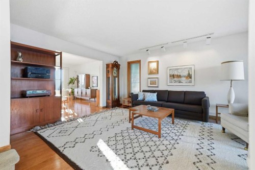 32 Woodgrove Crescent Sw, Calgary, AB - Indoor Photo Showing Living Room
