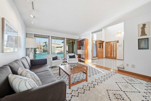 32 Woodgrove Crescent Sw, Calgary, AB - Indoor Photo Showing Living Room