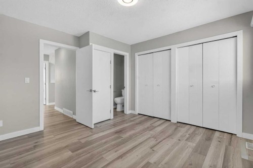 3304 56 Street Ne, Calgary, AB - Indoor Photo Showing Other Room