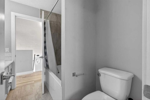 3304 56 Street Ne, Calgary, AB - Indoor Photo Showing Bathroom