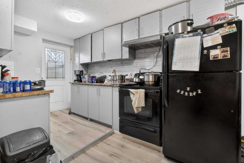 3304 56 Street Ne, Calgary, AB - Indoor Photo Showing Kitchen