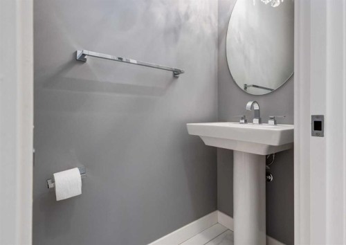 100 Cougar Ridge Close Sw, Calgary, AB - Indoor Photo Showing Bathroom
