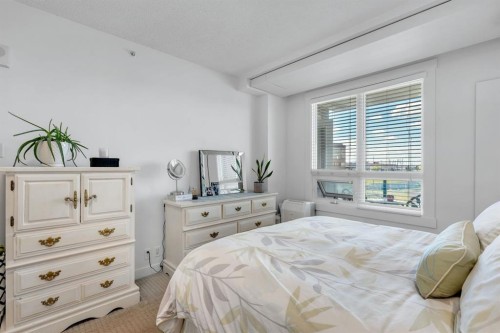 606-8880 Horton Road Sw, Calgary, AB - Indoor Photo Showing Bedroom