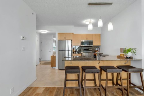 606-8880 Horton Road Sw, Calgary, AB - Indoor Photo Showing Kitchen With Stainless Steel Kitchen