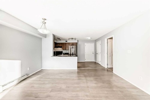 321-7110 80 Avenue Ne, Calgary, AB - Indoor