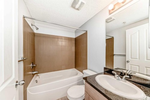 321-7110 80 Avenue Ne, Calgary, AB - Indoor Photo Showing Bathroom