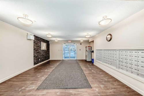 321-7110 80 Avenue Ne, Calgary, AB - Indoor Photo Showing Other Room