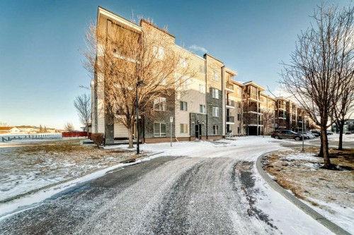 321-7110 80 Avenue Ne, Calgary, AB - Outdoor