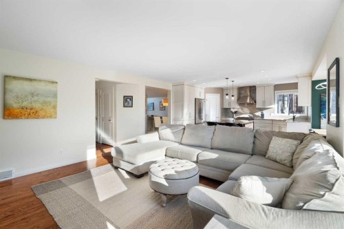 15 Mt Norquay Gate Se, Calgary, AB - Indoor Photo Showing Living Room