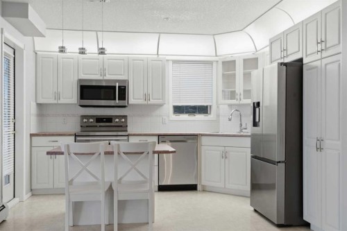 358-8535 Bonaventure Drive Se, Calgary, AB - Indoor Photo Showing Kitchen