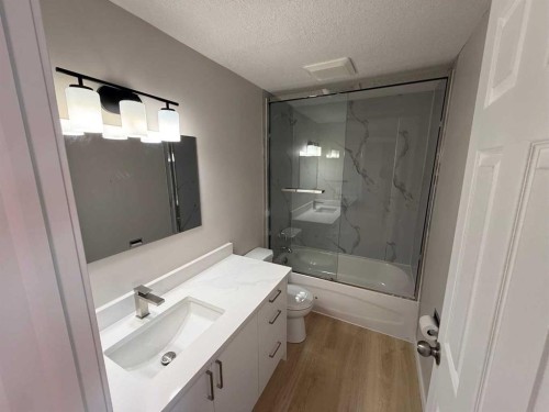 3215 Doverville Crescent Se, Calgary, AB - Indoor Photo Showing Bathroom