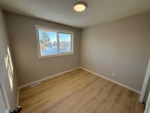 3215 Doverville Crescent Se, Calgary, AB - Indoor Photo Showing Other Room