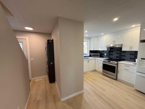 3215 Doverville Crescent Se, Calgary, AB - Indoor Photo Showing Kitchen