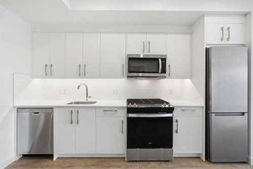 740-110 18A Street Nw, Calgary, AB - Indoor Photo Showing Kitchen With Upgraded Kitchen