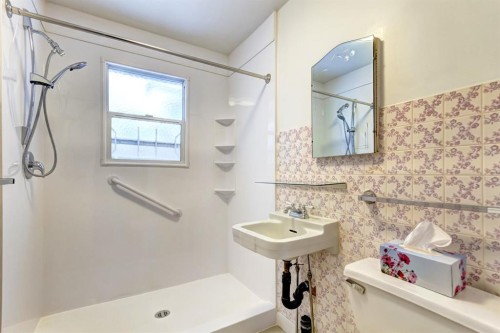 2010 27 Street Se, Calgary, AB - Indoor Photo Showing Bathroom