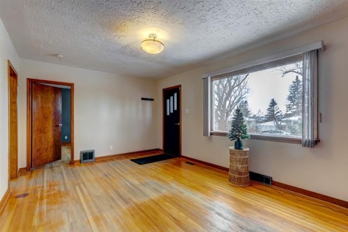 2010 27 Street Se, Calgary, AB - Indoor Photo Showing Other Room
