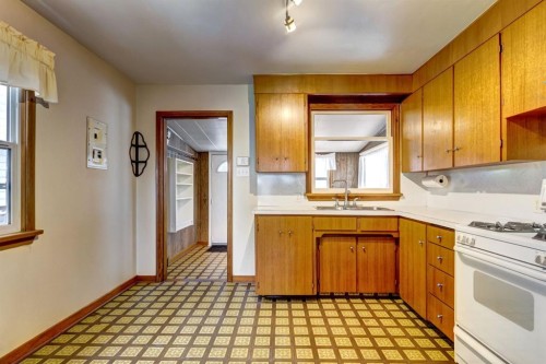 2010 27 Street Se, Calgary, AB - Indoor Photo Showing Kitchen