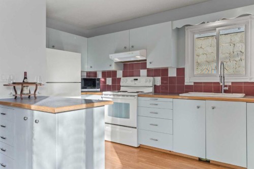 3804 62 Street Nw, Calgary, AB - Indoor Photo Showing Kitchen