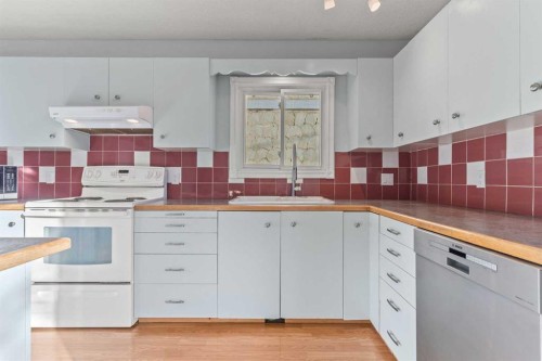 3804 62 Street Nw, Calgary, AB - Indoor Photo Showing Kitchen