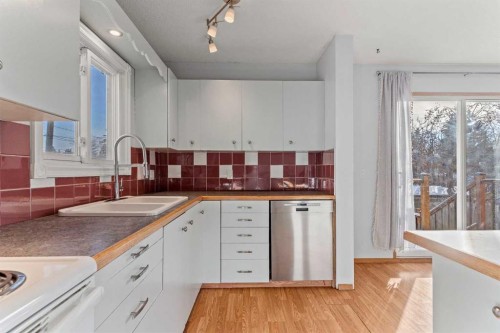 3804 62 Street Nw, Calgary, AB - Indoor Photo Showing Kitchen
