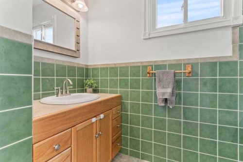 3804 62 Street Nw, Calgary, AB - Indoor Photo Showing Bathroom