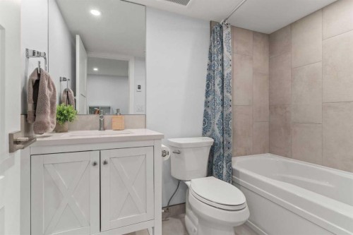 3804 62 Street Nw, Calgary, AB - Indoor Photo Showing Bathroom